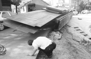 赶鸭子上架 拦水堤被迫成堵点