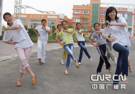 国内首所 龙子心 中学迎来暑期大学生支教团