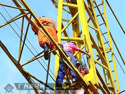 民工为讨工钱走极端 消防官兵烈日下爬上塔吊