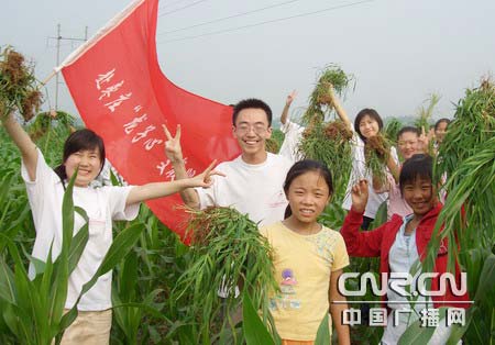 国内首所 龙子心 中学迎来暑期大学生支教团