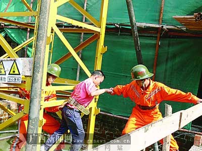 民工为讨工钱走极端 消防官兵烈日下爬上塔吊