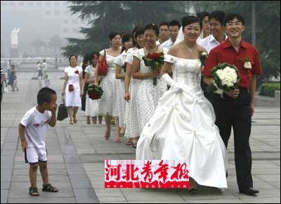 硕士新郎与博士新娘步行结婚(图)