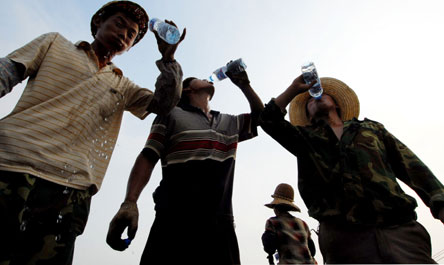 本报联合福州沃尔玛再次送清凉 5000瓶矿泉水