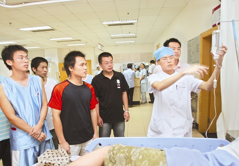 厦门中山医院新增11名男护士