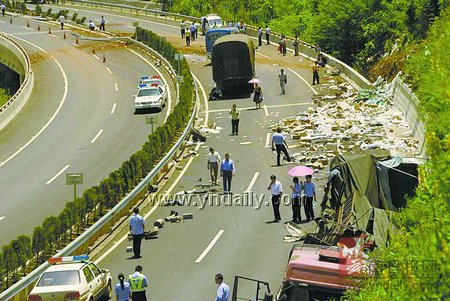 开远医生出游所乘中巴遭狠撞3死15伤