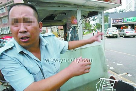 停车场被指乱收费引发冲突 车主砸烂收费亭追