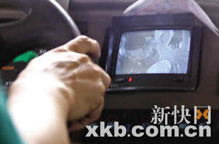 公交车摄像头居高临下拍下女孩走光镜头(图)