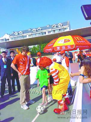 麦当劳奥运助威小冠军启动 云南娃娃获得两个