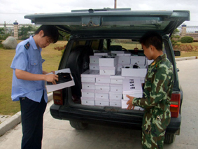 专卖冒牌军用皮鞋一摊点被端