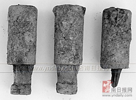 旧电瓶里藏毒蛇皮袋运军火