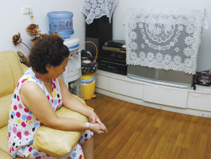 楼下大妈对声音异常敏感 楼上的连走路也得光