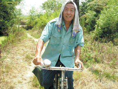 老邮递员获赠电动车舍不得骑