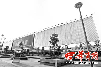 女商人以500万拍得重庆北站广告牌(图)