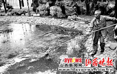 公园瀑布景观流动水变成了死水(图)
