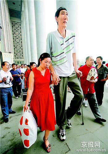 36米的中国第一"高人"鲍喜顺偕新婚妻子步入人民大会堂,参加由中国