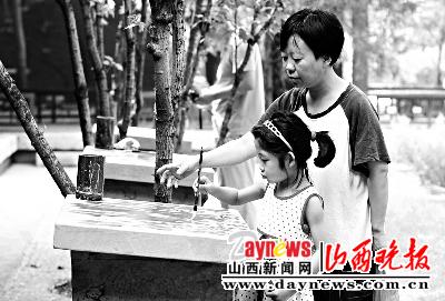 石碑上练毛笔字(图)