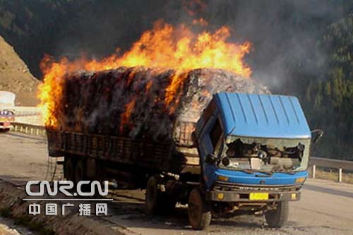 新疆果子沟一货车自燃 交通中断3小时