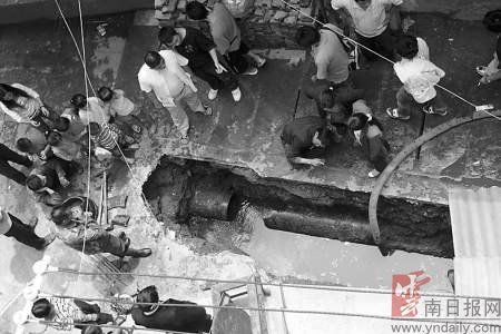 老化自来水管爆裂 2000多户居民闹水荒