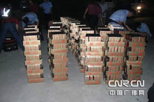 广西交警查获一大客车私运1749条香烟