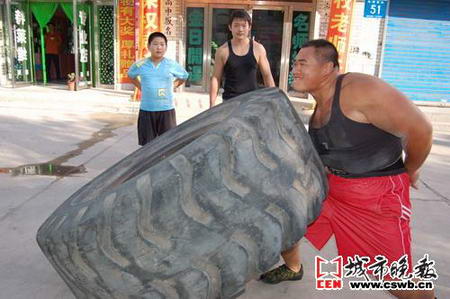 身高184厘米,体重277斤的白城小伙吕潇在今年6月举行的全国大力士精英