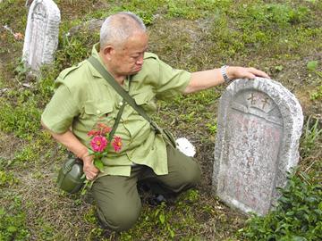 老兵被误当烈士50年为自己扫墓老泪长流(图)