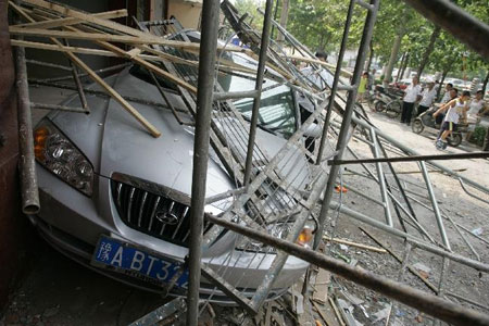 司机错把油门当刹车冲进复印店(图)