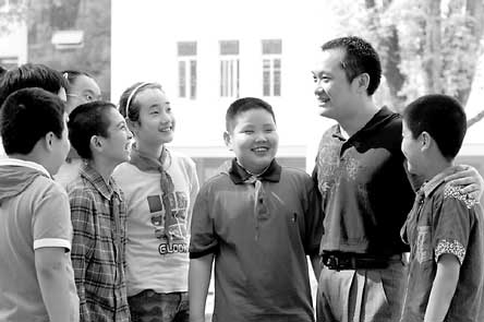 何老师课堂像聊天室 同学们都叫他笑话老师