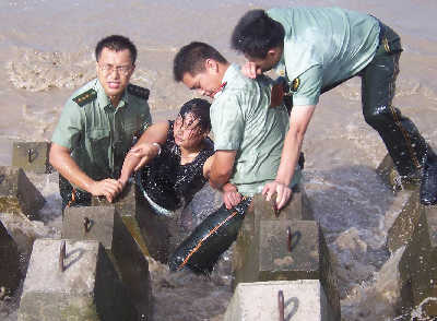 女子跳海轻生民警强行救起