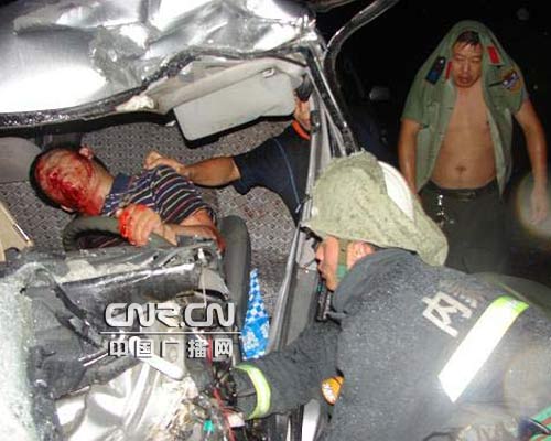 雨夜国道突发车祸 阿荣旗消防成功救人[图]