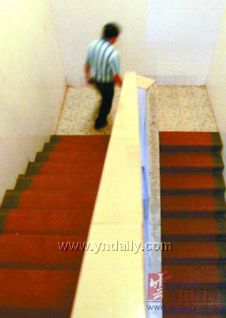 踩踏事故现场直击:一人摔倒 后面被绊倒一大片