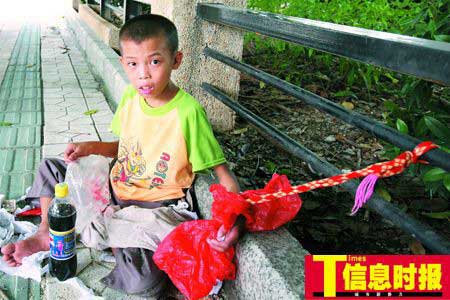 6岁男童疑患病被人拴在路边栏杆上(图)
