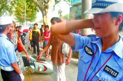 两名女子骑车违章被查后掌掴女交警(图)