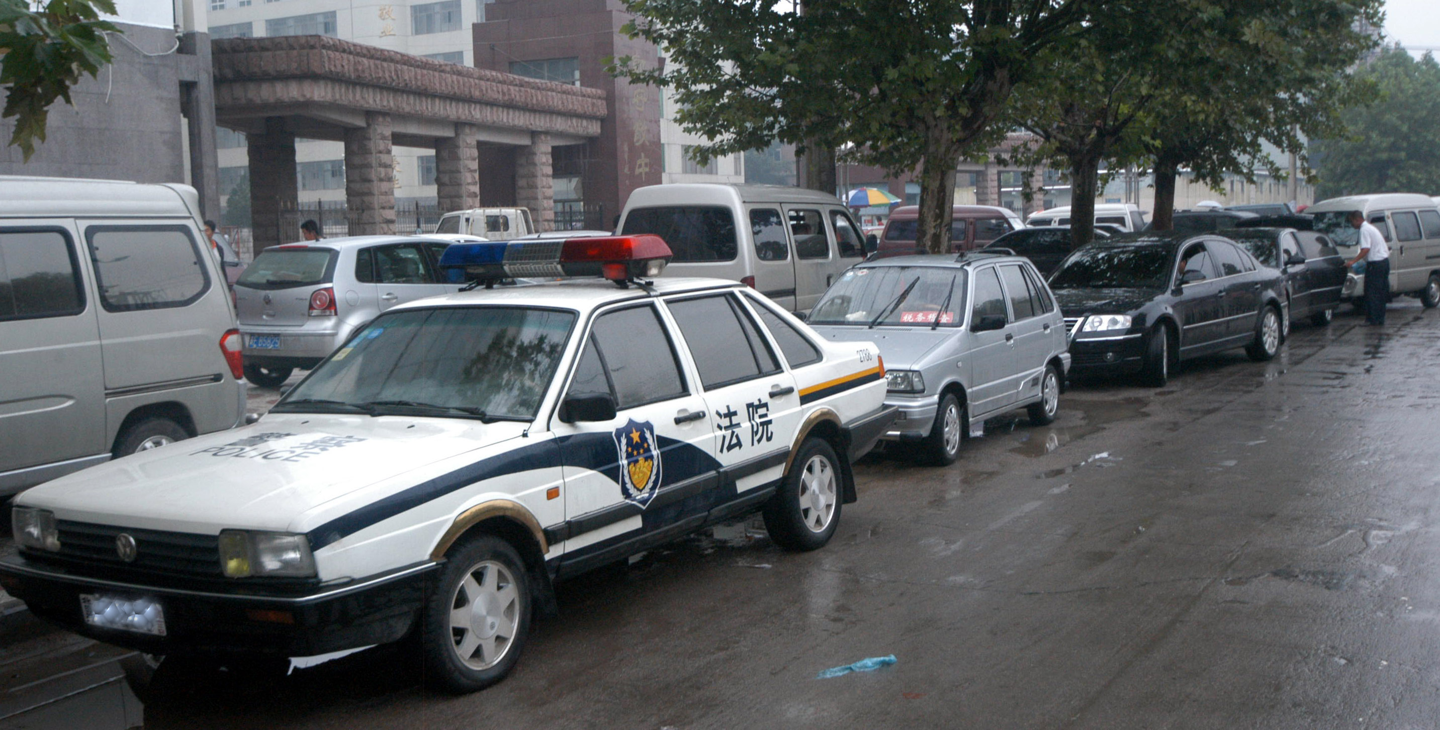警车 救护车 都来送孩子?