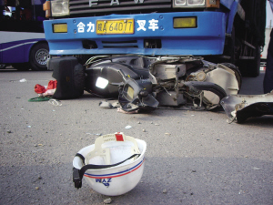 大货车撞上摩托车 摩托车司机被送往医院救治