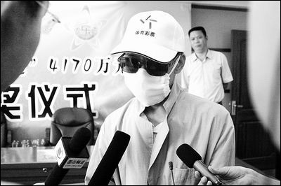 河南彩票大奖得主 全副武装 领走4170万(图)