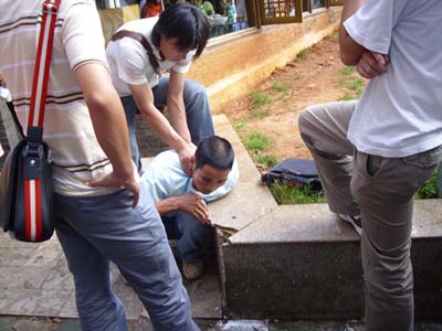 男子买回电脑无法用 其弟逼小贩下跪认错(图)