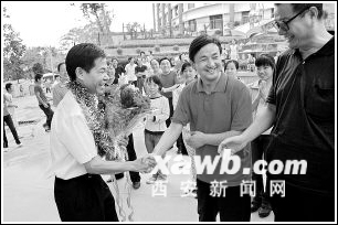 全国模范教师仰孝升载誉归来(图)