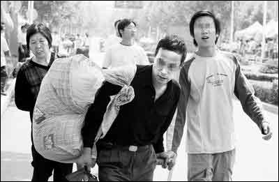 大学生1人报到6人陪驾 大包小包父母分担(图)