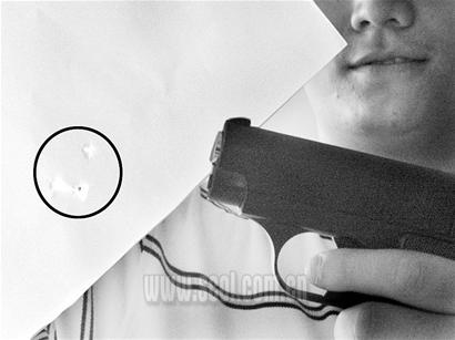 小学生购买仿真枪打仗后受伤