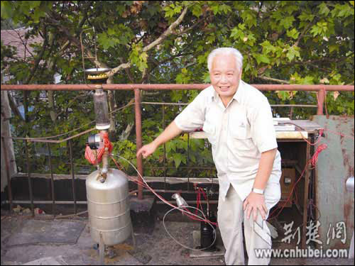 老劳模发明强力捕蝇器欲献奥运(图)