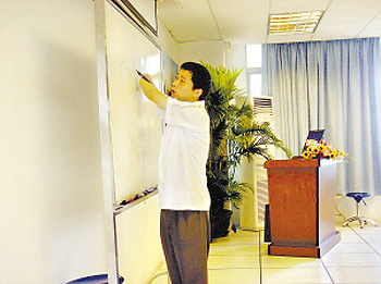 失去双手男子获得年薪50万元职位(图)