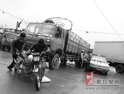 昆明市金马路口大货车下坡追尾撞翻摩托车
