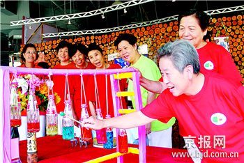 饮料瓶变身打击乐器(图)