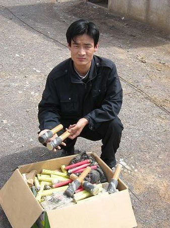 小学拆迁发现18枚手榴弹(图)