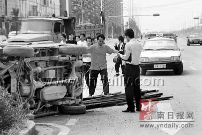 大卡撞飞面包车5人受伤