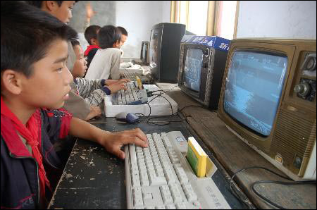 山区小学资金不足 自己组装黑白电脑(图)