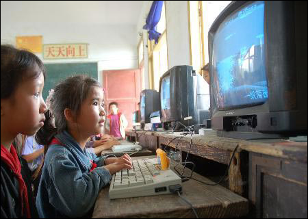 山区小学资金不足 自己组装黑白电脑(图)