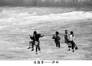4岁幼童每日溜铁索过河去学校(图)