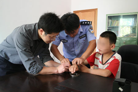 男孩戴手铐向民警求助(图)