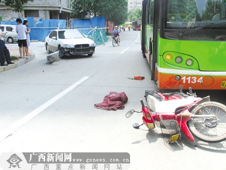 南宁发生三车连环碰撞事故 摩托车险被公交车